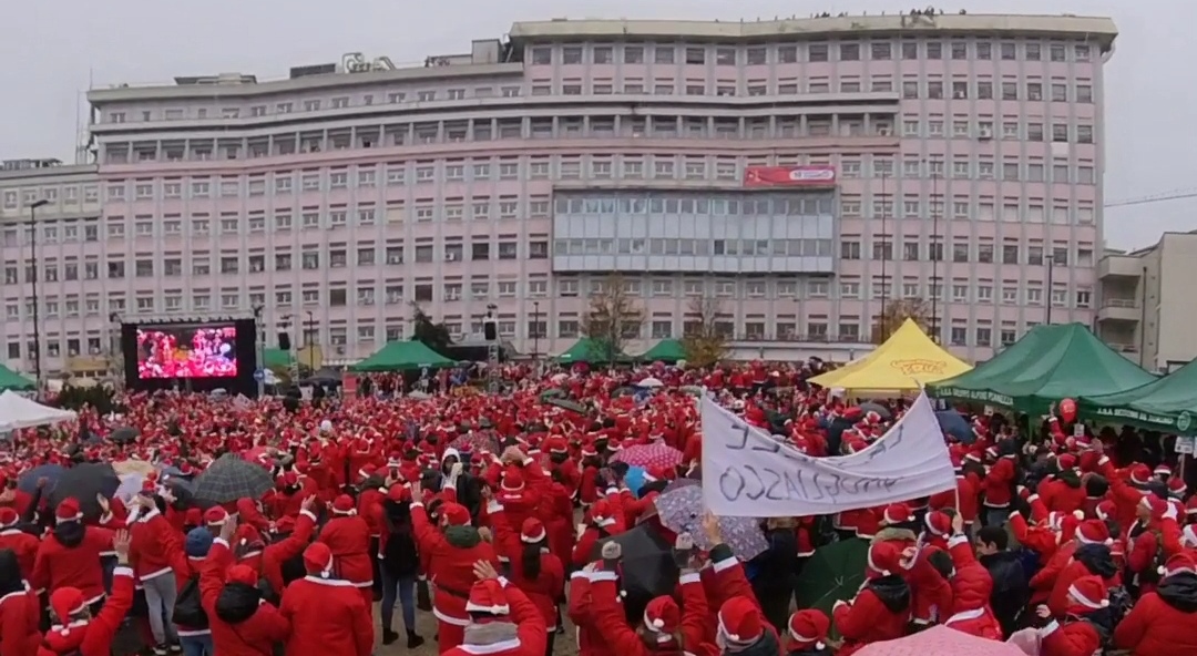 Grande successo per il Raduno dei Babbi Natale al Regina Margherita: la piazza gremita nonostante la pioggia