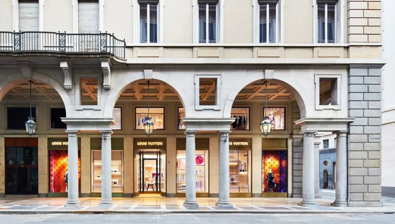 Facciata della boutique Luis Vitton a Torino in Via Roma, con vetrine eleganti sotto i portici storici del centro cittadino