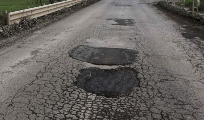 Photo of Le buche nell’asfalto di Torino? Opere d’arte
