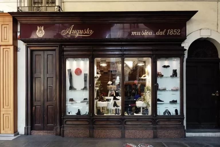 vetrina negozio via Po Torino