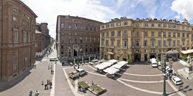Piazza Carignano palazzo primo parlamento italiano