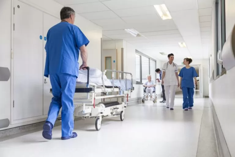 infermiere con camice blu dentro ospedale