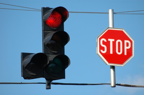 semaforo rosso vicino cartello stop