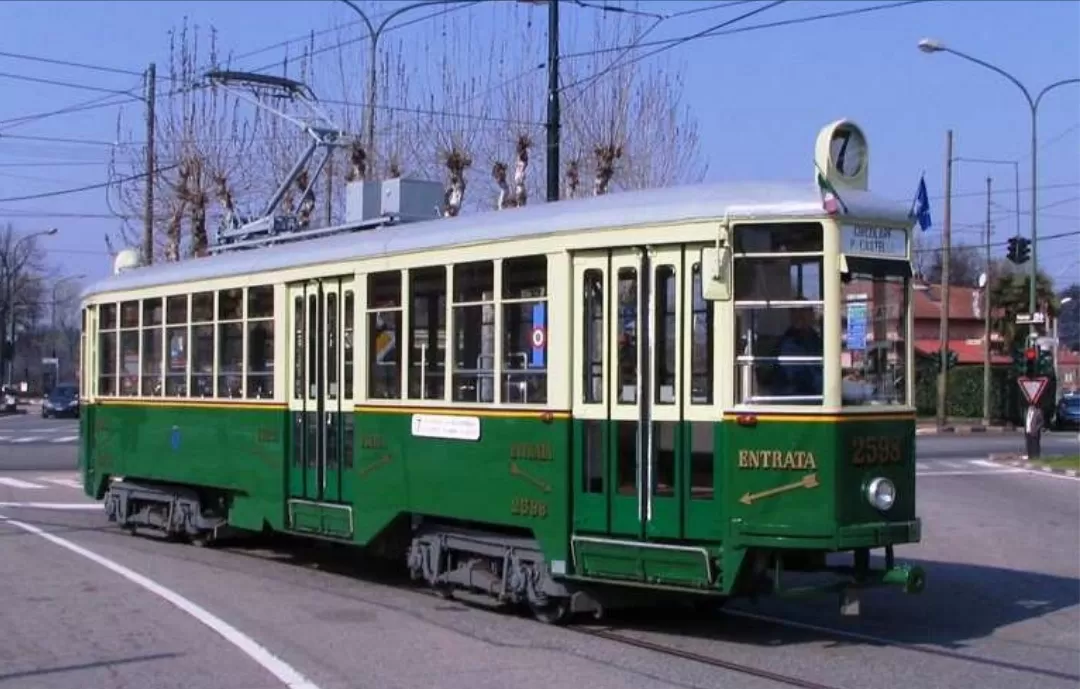 Tram vecchio di colore verde e bianco