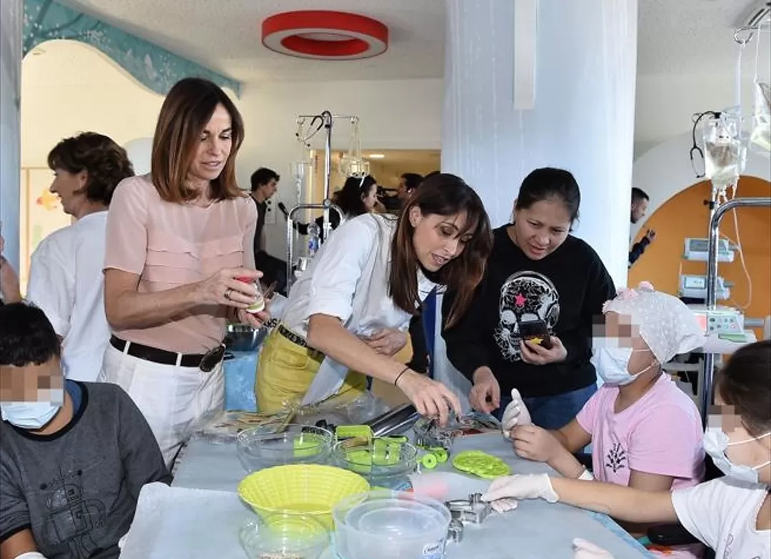 Crisitna e Benedetta Parodi con i piccoli pazienti dell'ospedale