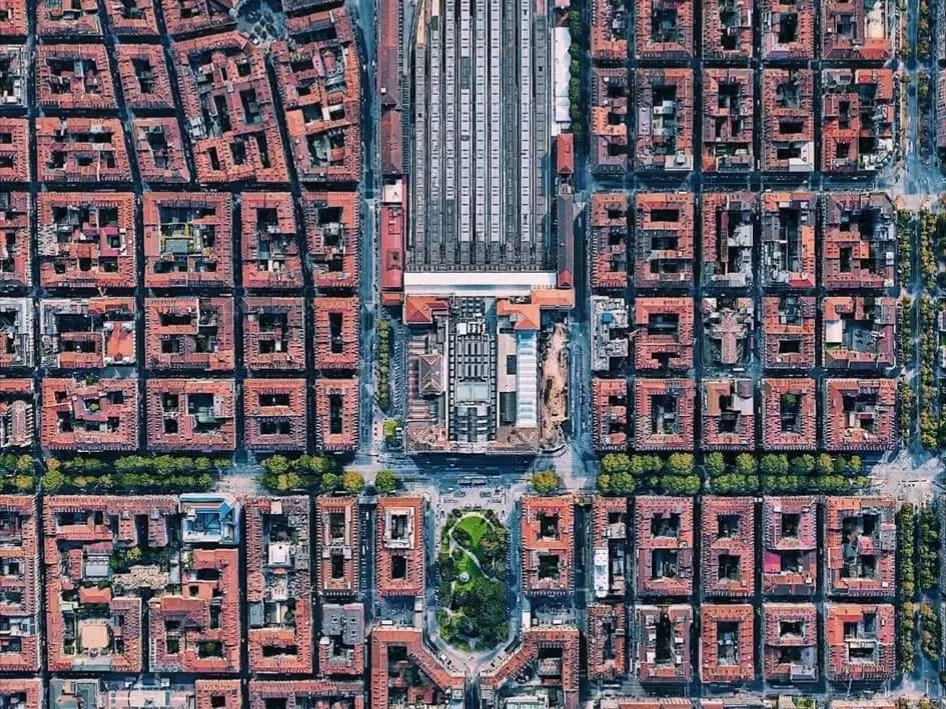 Torino vista dal satellite, geometria case e palazzi, forma a scacchiera, tetti rossi
