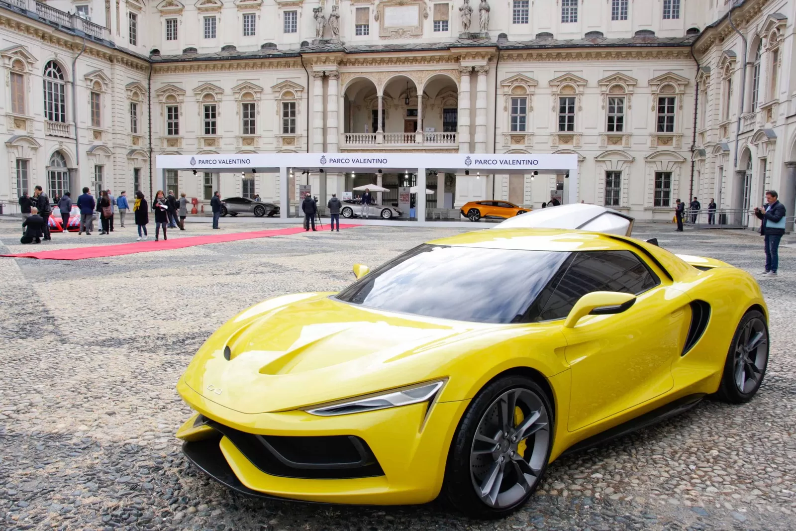 Automobile sportiva gialla davanti al Castello del parco del Valentino
