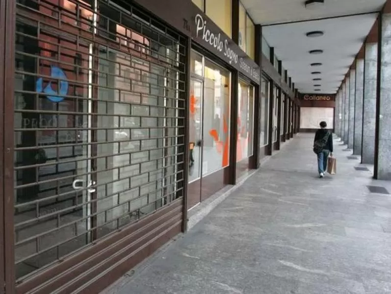 Serranda negozio abbassata sotto i portici di Torino