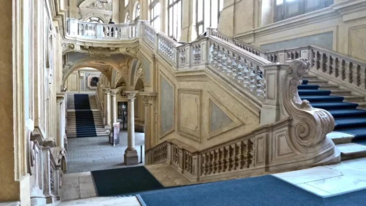 scalone di marmo stile barocco interno palazzo Madama