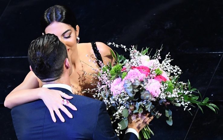 Photo of Cristiano Ronaldo e Georgina portano un pezzo di Torino sul palco di Sanremo
