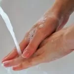 Lavarsi le mani, oggi è la giornata mondiale dell’igiene delle mani.