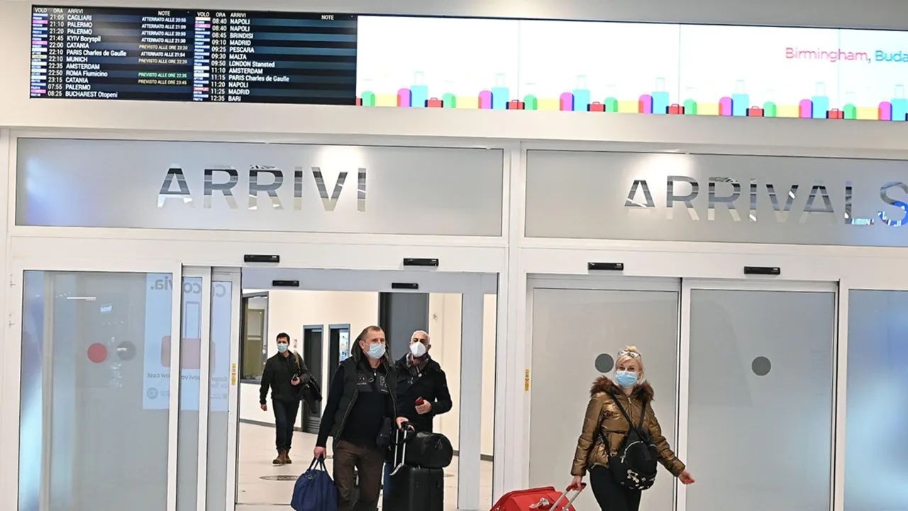 passeggeri con mascherina all'entra dell'aeroporto