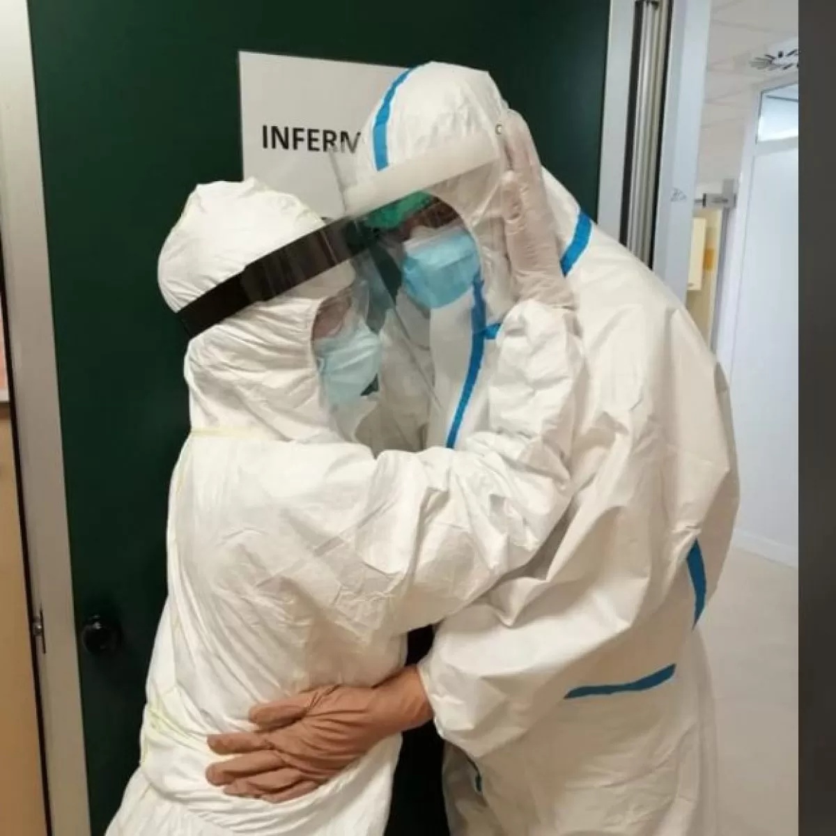 abbraccio infermieri