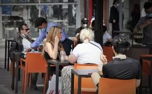 Gente al bar con mascherina