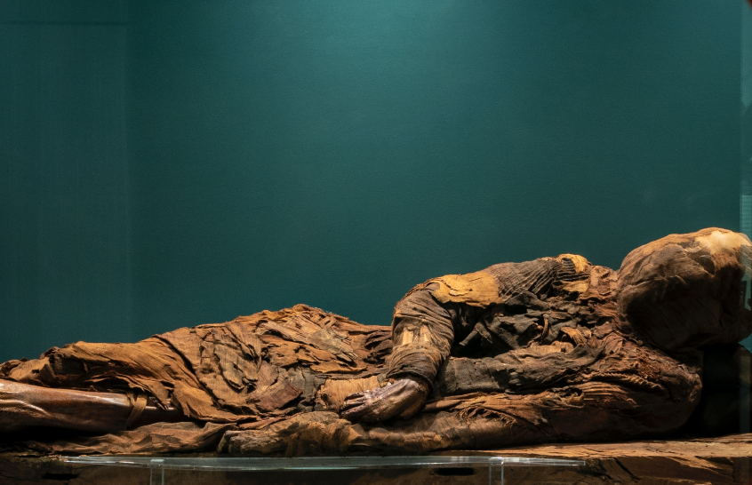 mummia-della-giovane-donna-con-tunica-plissettata