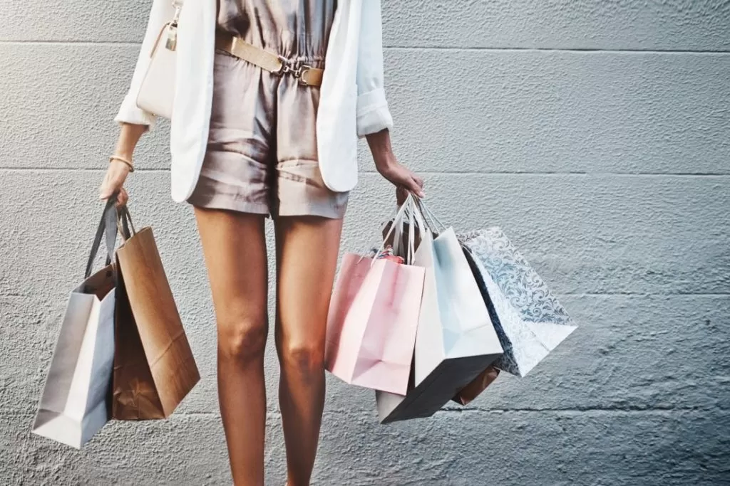 donna con borse da shopping