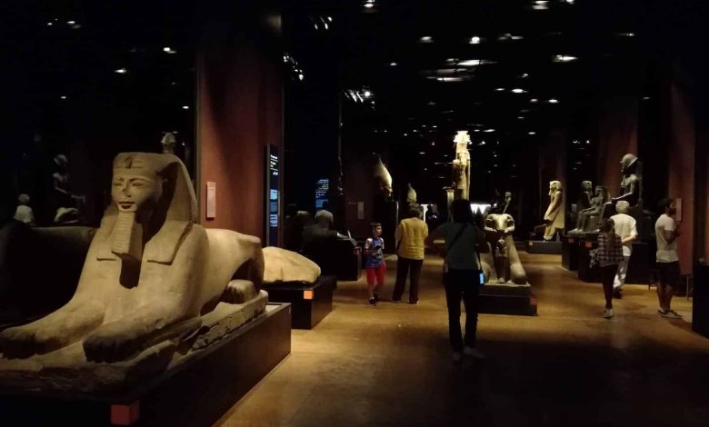 Visitatori all'interno del museo Egizio di Torino