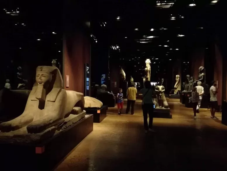 Visitatori all'interno del museo Egizio di Torino