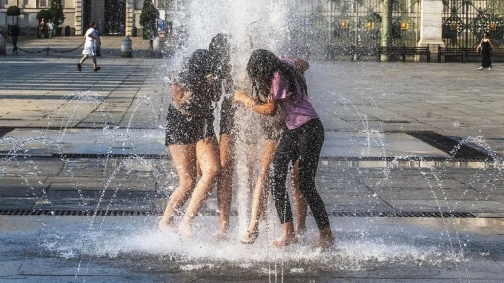 ragazze che giocano con fontana a Torino
