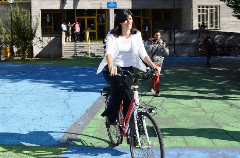 Chiara Appendino in bicicletta