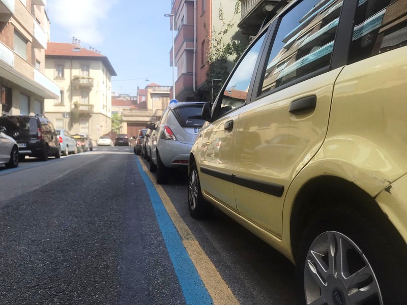 strisce parcheggi giallo e blu