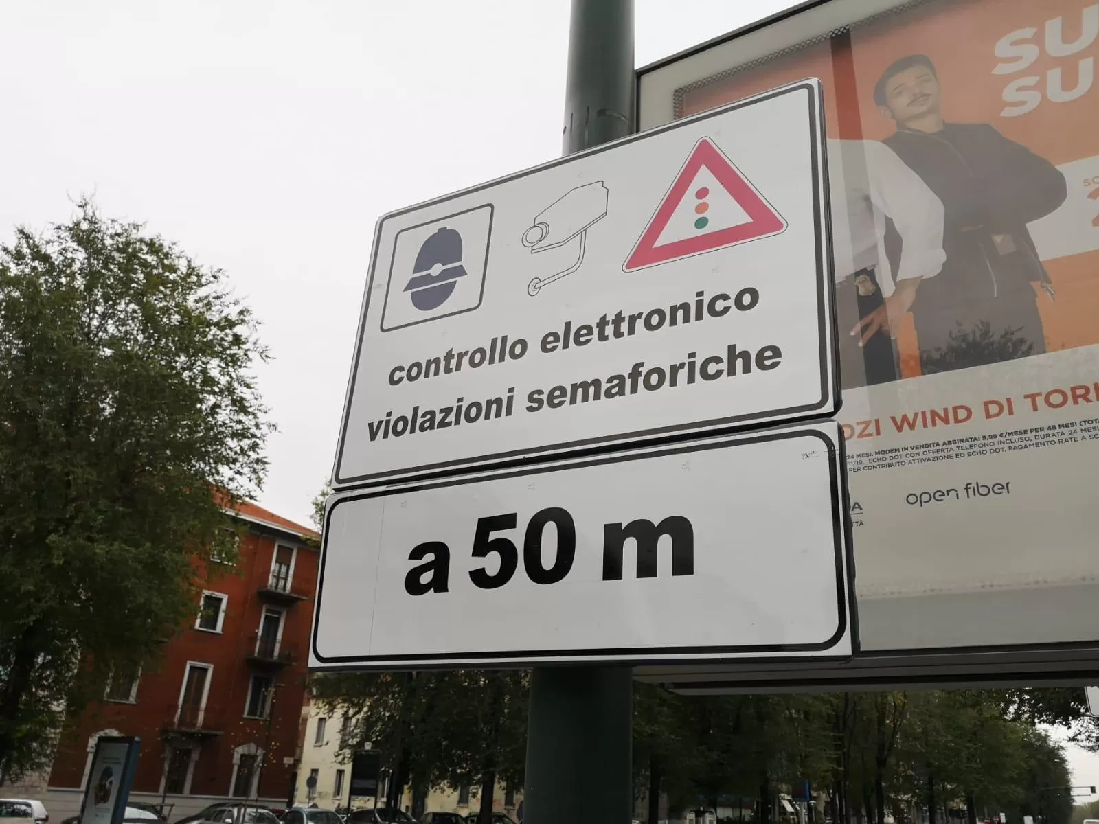 cartello controllo elettronico violazioni semaforiche