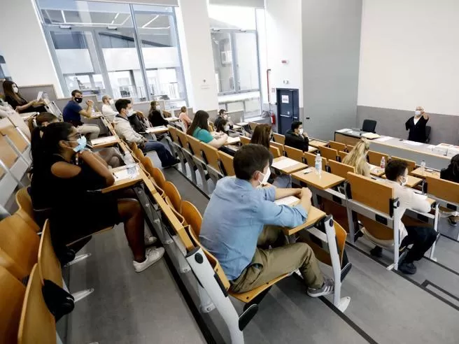 studenti universitari in aula