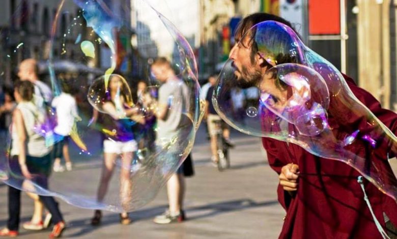 artista di strada con bolle