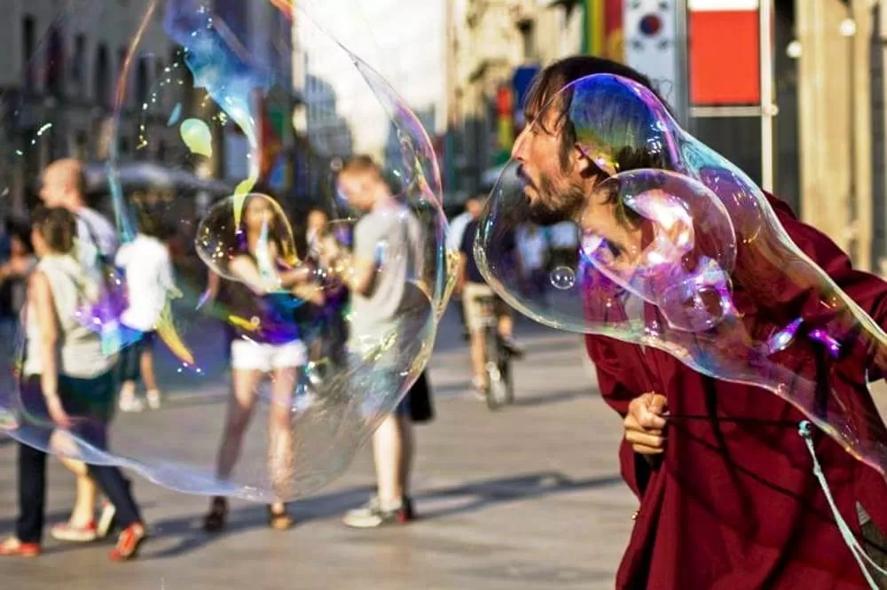 artista di strada con bolle