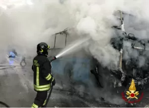 vigili del fuoco fiamme bus