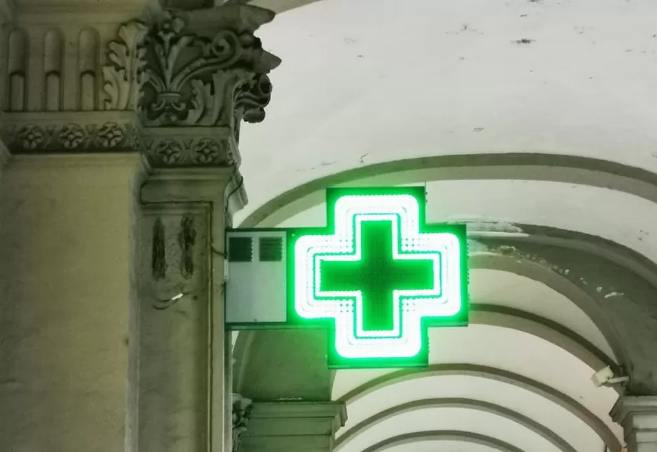 insegna luminosa verde farmacia torino