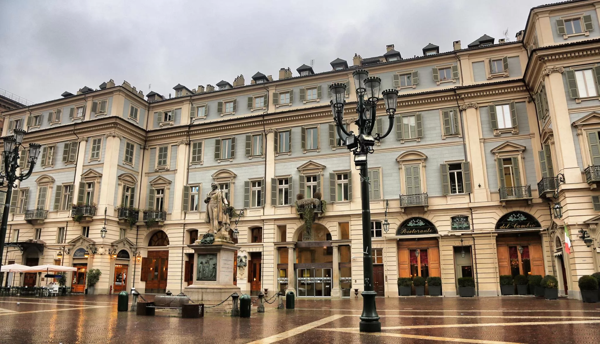 Piazza Carignano sotto la pioggia