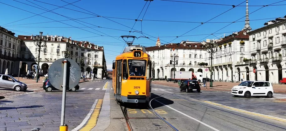 tram arancione in piazza Vittorio