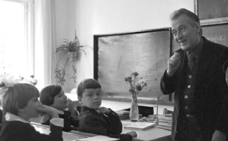 foto Gianni Rodari in classe con studenti elementari