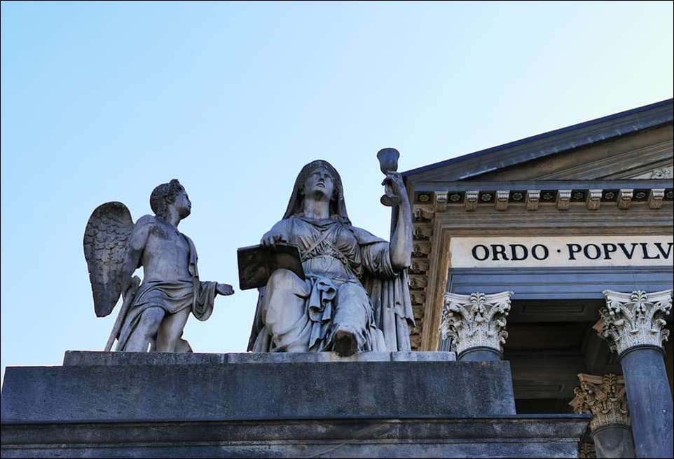 Statua donna davanti alla Gran Madre Torino