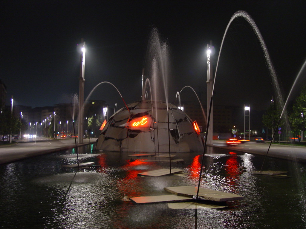 La Fontana Igloo di Mario Merz a Torino di notte