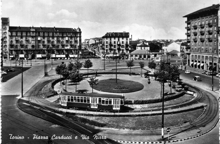 foto piazza Carducci 1960