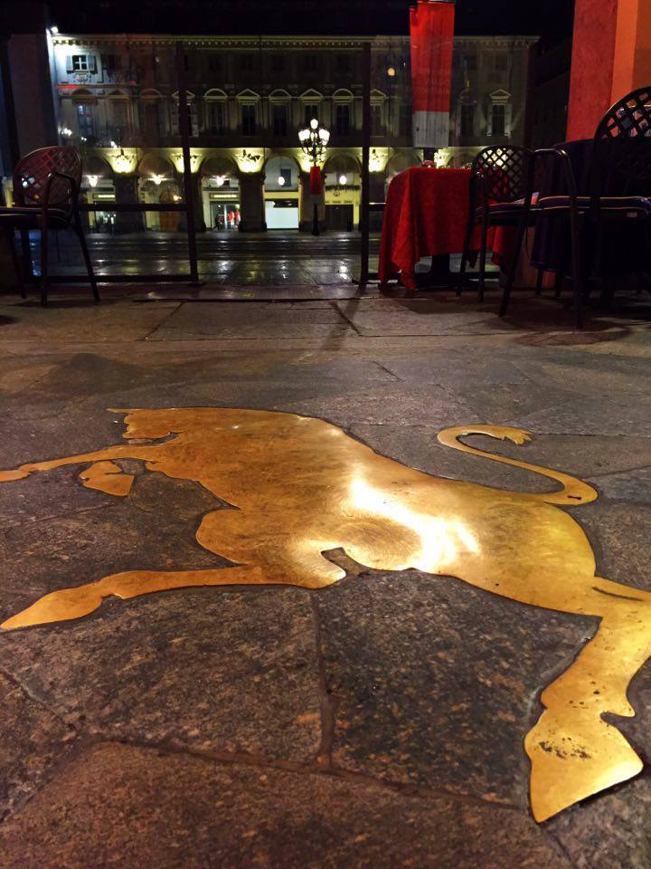 Toro dorato sotto i portici di piazza San Carlo
