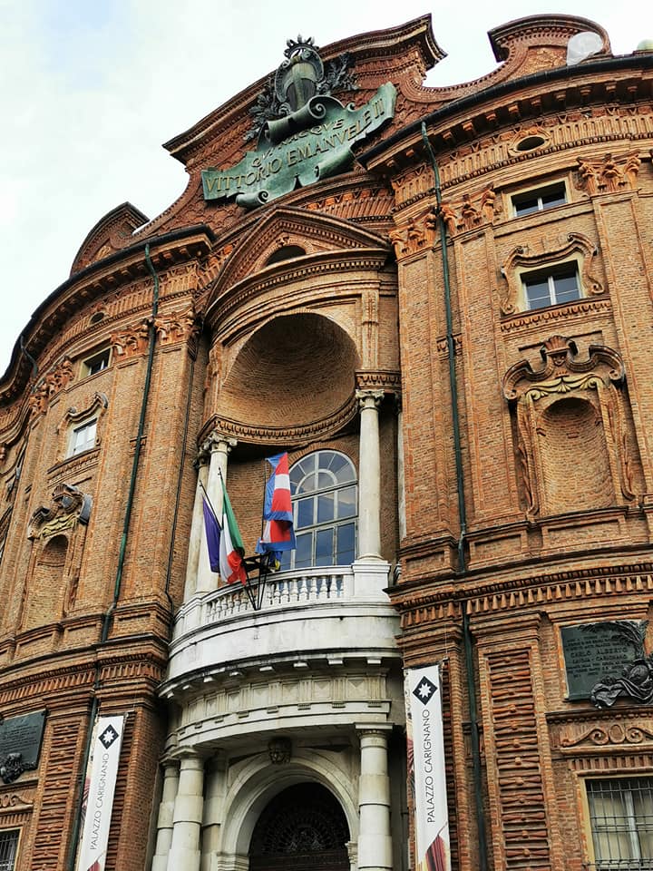 Targa che ricorda la nascita di Vittorio Emanuele II sulla facciata di Palazzo Carignano a Torino 
