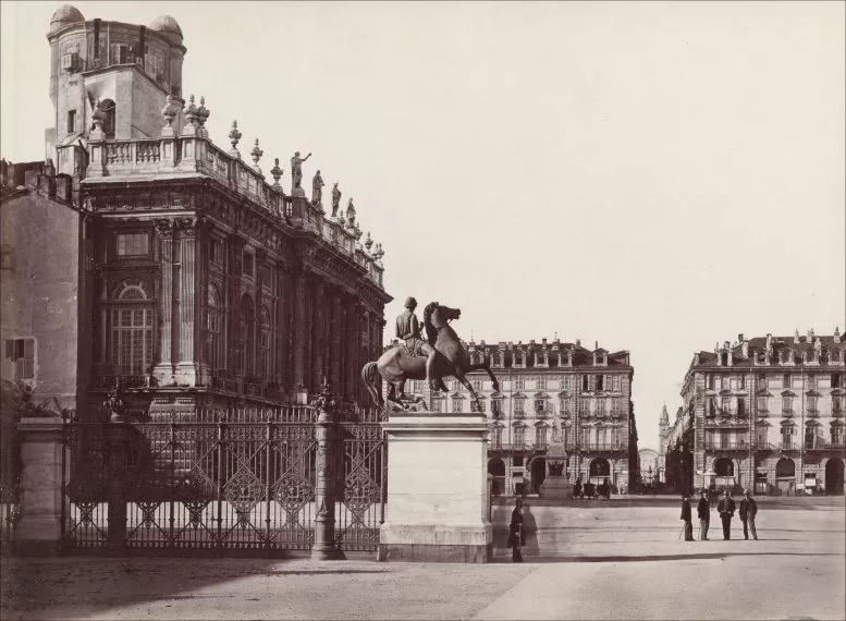 Foto bianco e nero di piazza Castello primi anni 1900