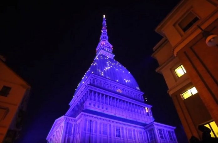 Mole Antonelliana illuminata di blu per Natale