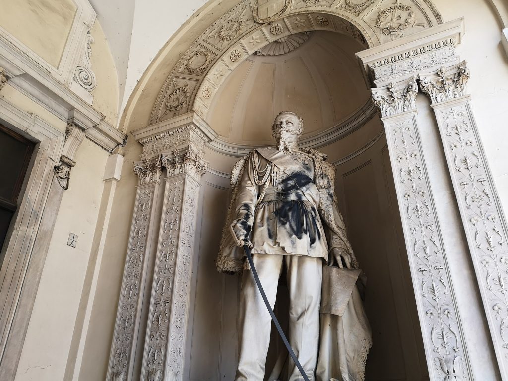 Statua Vittorio Emanuele II davanti a Palazzo Civico di Torino