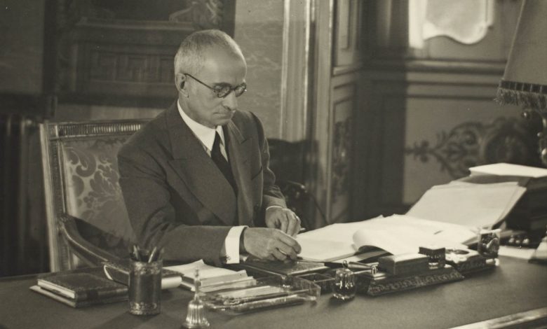 Luigi Einaudi alla scrivania