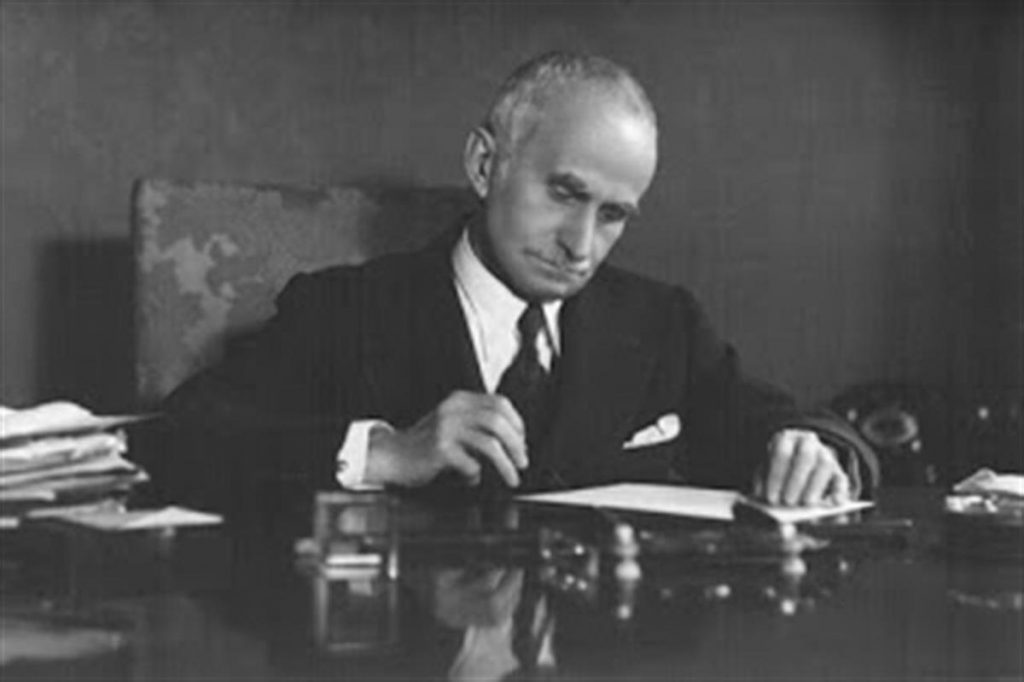 Luigi Einaudi alla scrivania della Presidenza della Repubblica
