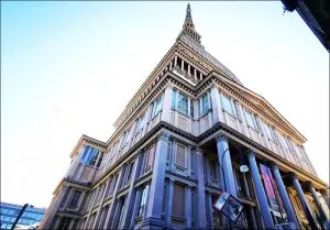 Mole antonelliana dall'esterno di giorno