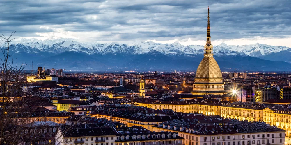 Torino vista dall'alto d'inverno al tramonto