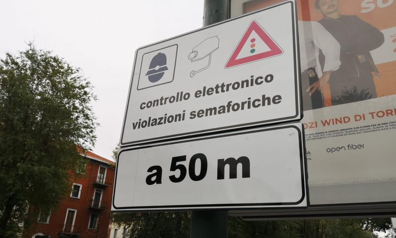 Cartello che segnala semaforo Tred Torino