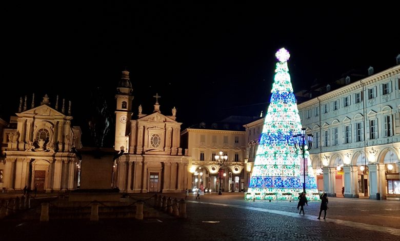 Sera in piazza San Carlo vuota con albero di Natale illuminato