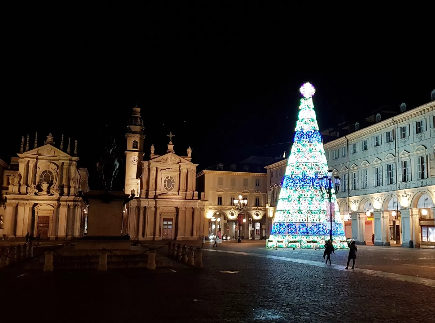 Sera in piazza San Carlo vuota con albero di Natale illuminato
