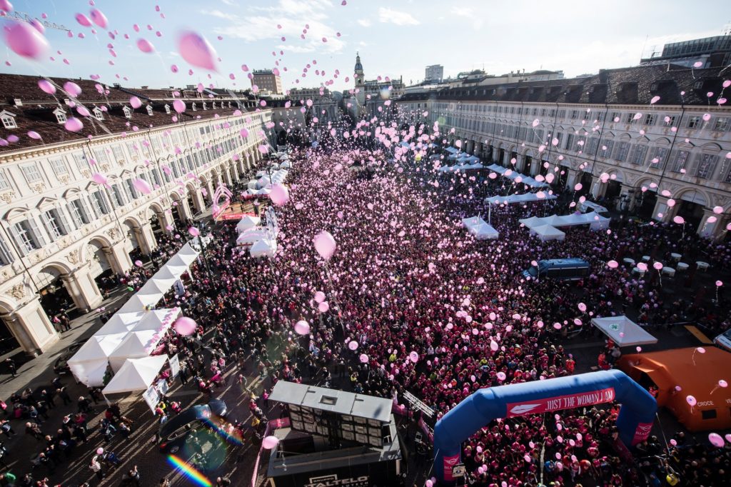 palloncini rosa lanciati in piazza San Carlo Just the woman I am 